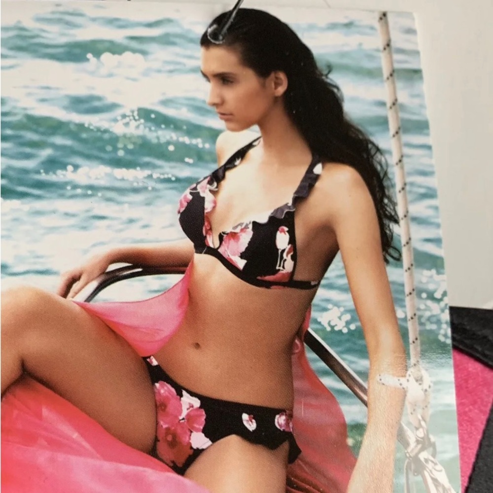 Chic Bikini Two Piece Swimsuit -w Ruffle Trim Large